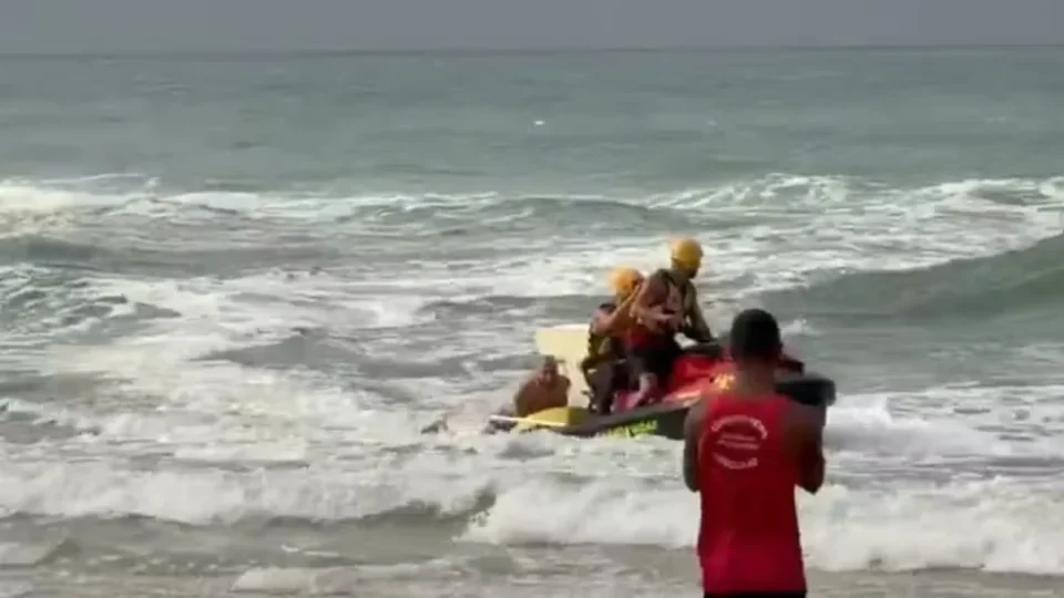 Ventos fortes assustam banhistas e provocam resgates em praias do Rio