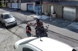 Mulher entrega joias durante assalto em frente de casa no Rio; ação dura menos de um minuto