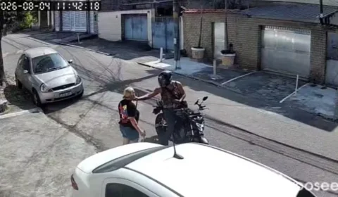 Mulher entrega joias durante assalto em frente de casa no Rio; ação dura menos de um minuto