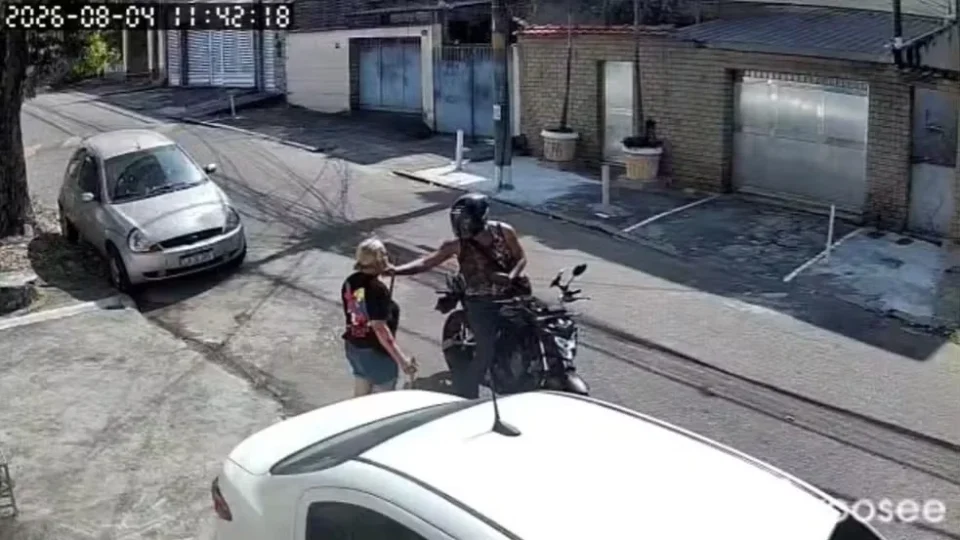 Mulher entrega joias durante assalto em frente de casa no Rio; ação dura menos de um minuto