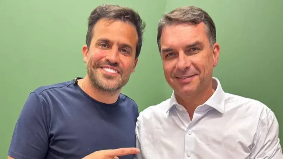 Flávio Bolsonaro faz aceno a Marçal e transforma eleição em plebiscito contra o PT