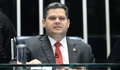 Alcolumbre encaminha fim da escala 6×1 para análise no senado