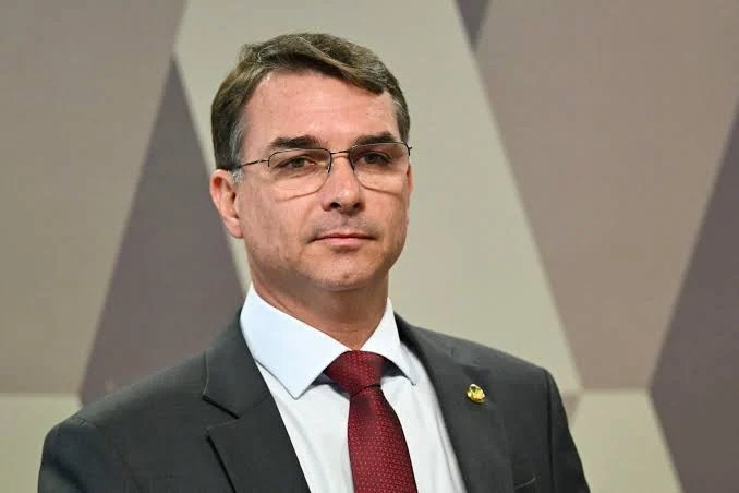 A avaliação de setores políticos é que o desgaste provocado pelas investigações pode influenciar alianças e decisões partidárias durante a campanha.