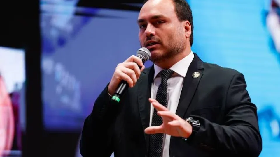 Carlos Bolsonaro racha direita em Santa Catarina