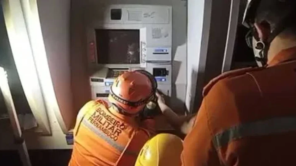 Mulher fica com dedo preso em caixa eletrônico e mobiliza bombeiros no Recife