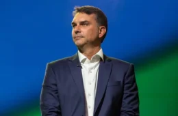 Flávio Bolsonaro pode adiar decisão sobre vice até o prazo final de registro