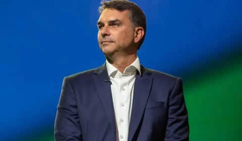 Flávio Bolsonaro pode adiar decisão sobre vice até o prazo final de registro