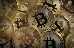 Bitcoin dispara 6% para US$ 69 mil após liquidação de US$ 2 bi