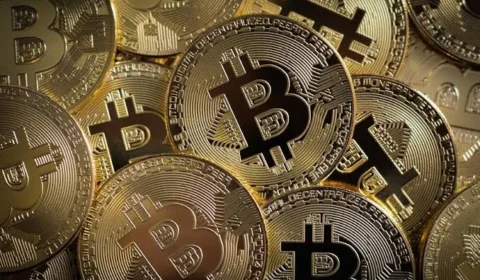 Bitcoin dispara 6% para US$ 69 mil após liquidação de US$ 2 bi