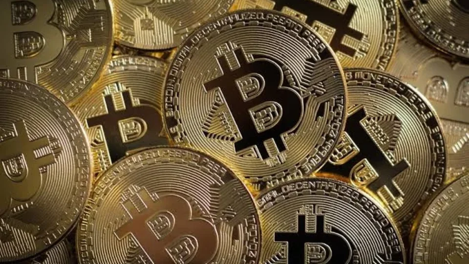 Bitcoin dispara 6% para US$ 69 mil após liquidação de US$ 2 bi
