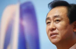 Fundador da Evergrande é condenado à prisão perpétua na China por crimes financeiros