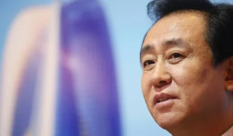 Fundador da Evergrande é condenado à prisão perpétua na China por crimes financeiros