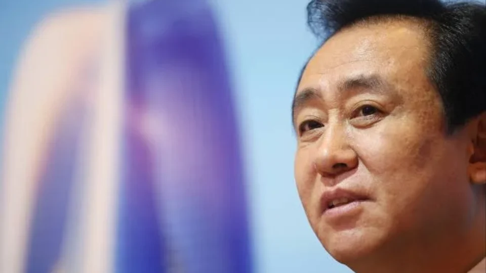 Fundador da Evergrande é condenado à prisão perpétua na China por crimes financeiros