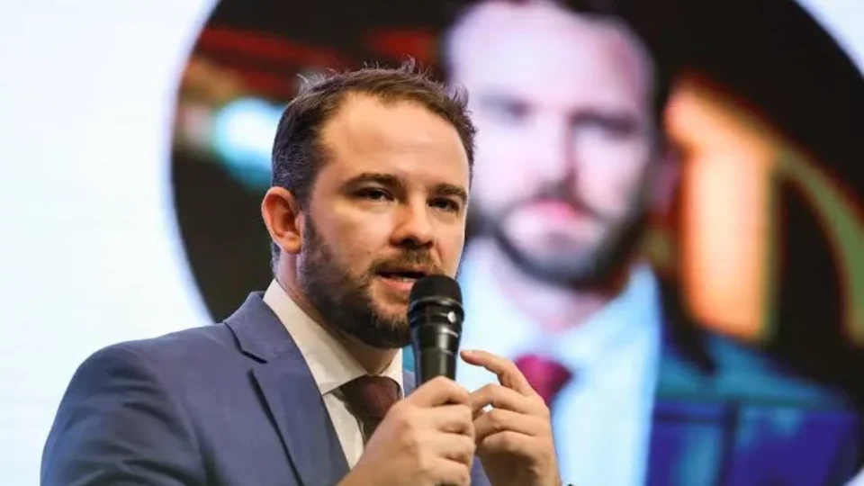 Durigan critica bets e diz que Brasil viveu “anarquia regulatória”