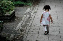 Criança de 3 anos é encontrada sozinha e coberta de sujeira em rua no DF, a mãe diz que esqueceu o filho