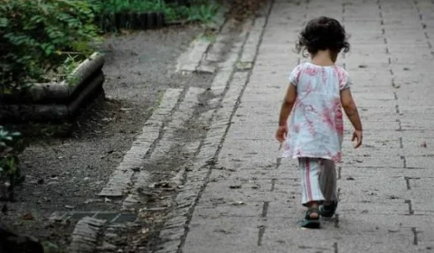 Criança de 3 anos é encontrada sozinha e coberta de sujeira em rua no DF, a mãe diz que esqueceu o filho