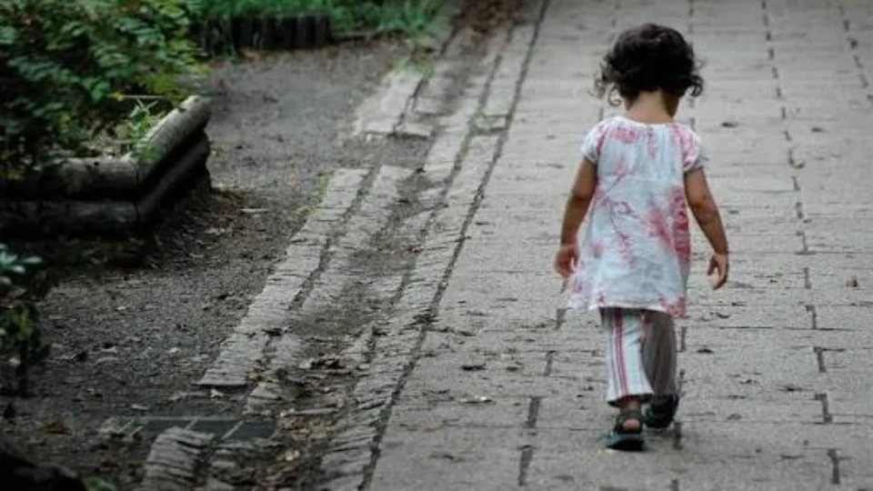 Criança de 3 anos é encontrada sozinha e coberta de sujeira em rua no DF, a mãe diz que esqueceu o filho