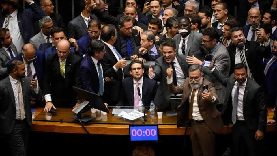 Fim da 6×1 e ‘taxa das blusinhas’: Congresso corre para votar pautas de Lula antes das eleições