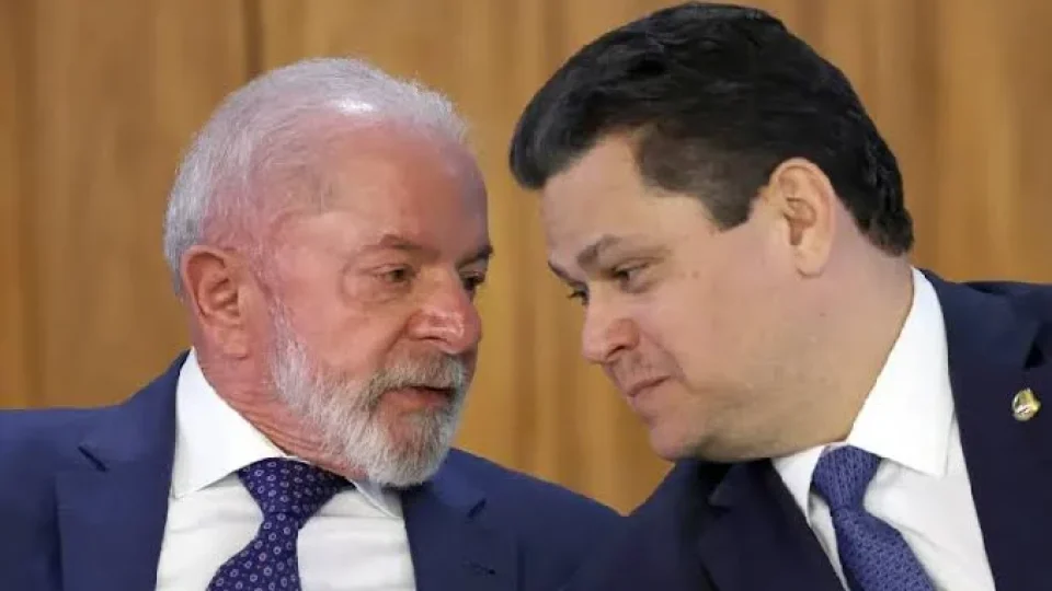 Lula faz as pazes com Alcolumbre, destrava pacotão para segurar preço da gasolina e garante aliado para reeleição