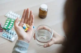 Jovens trocam álcool por remédios para ansiedade e prática preocupa especialistas