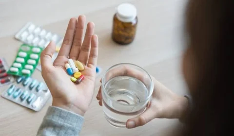 Jovens trocam álcool por remédios para ansiedade e prática preocupa especialistas