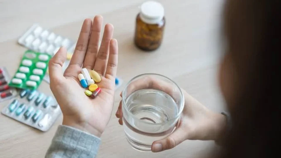 Jovens trocam álcool por remédios para ansiedade e prática preocupa especialistas