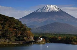 Pai deixa filho de 7 anos sozinho no Monte Fuji e continua subida