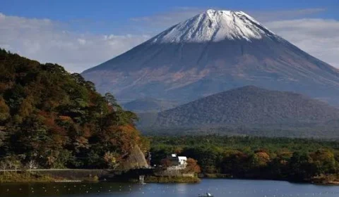 Pai deixa filho de 7 anos sozinho no Monte Fuji e continua subida