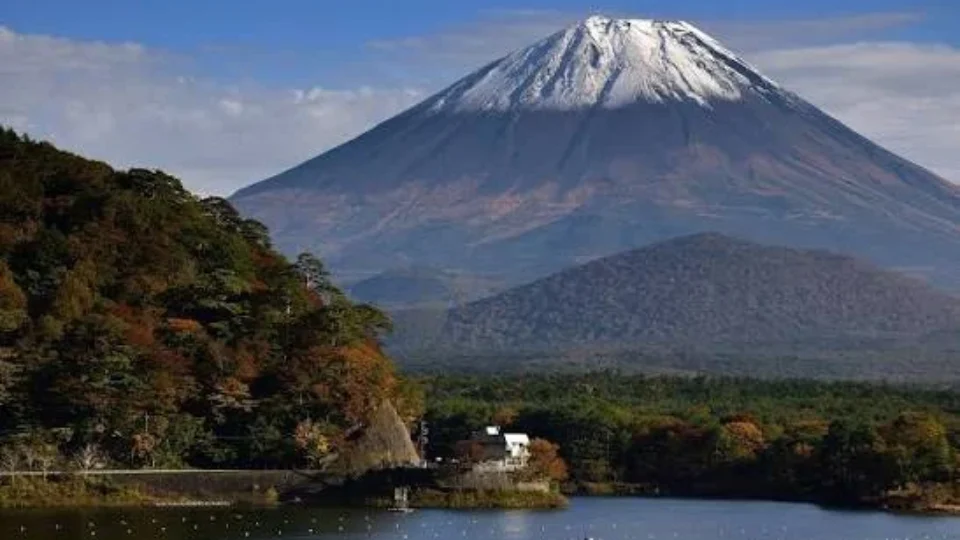 Pai deixa filho de 7 anos sozinho no Monte Fuji e continua subida