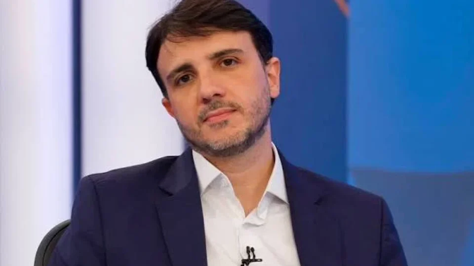 Renan Santos defende arma nuclear para proteger o Brasil de possíveis invasões
