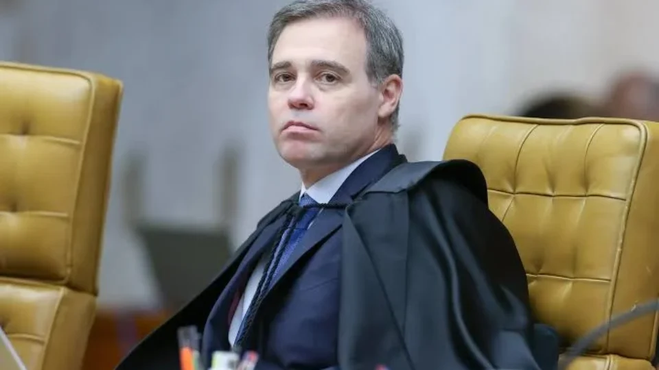 André Mendonça derruba sigilo de investigação e PF aponta suposta ligação de senador com esquema no INSS