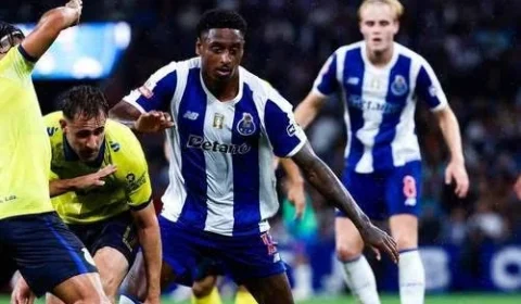 Porto vence Arouca, faz 2 a 0 e assume liderança isolada