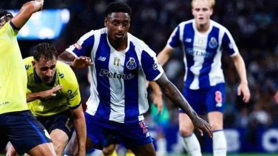 Porto vence Arouca, faz 2 a 0 e assume liderança isolada