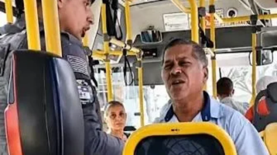 Vídeo mostra PM retirar motorista de ônibus à força durante abordagem na zona norte de SP; confira