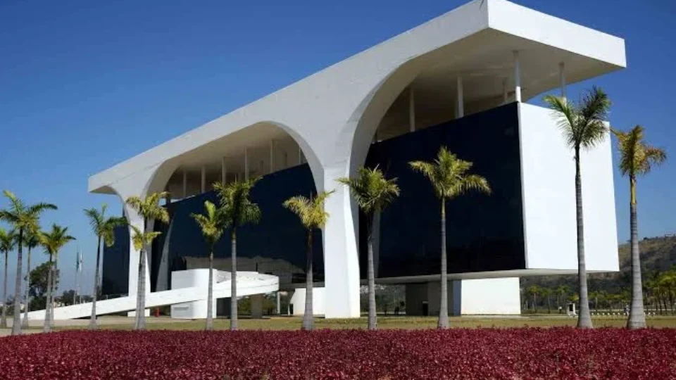 Chefe de órgão ambiental de MG é exonerado após embargo de mineradora e volta ao cargo 24 horas depois