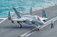 Caça dos EUA derruba drone perto do USS Abraham Lincoln na Arábia