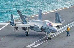 Caça dos EUA derruba drone perto do USS Abraham Lincoln na Arábia