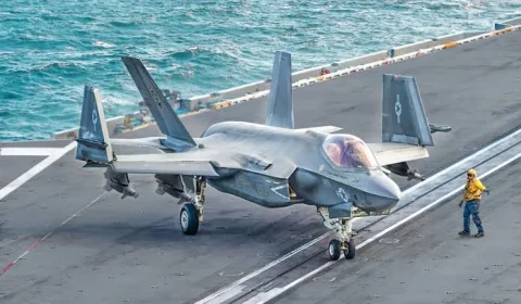 Caça dos EUA derruba drone perto do USS Abraham Lincoln na Arábia