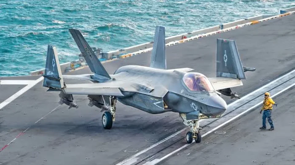 Caça dos EUA derruba drone perto do USS Abraham Lincoln na Arábia