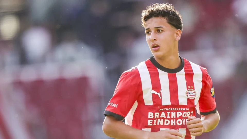 PSV coloca garoto de 18 anos no centro dos holofotes e surpreende antes da temporada