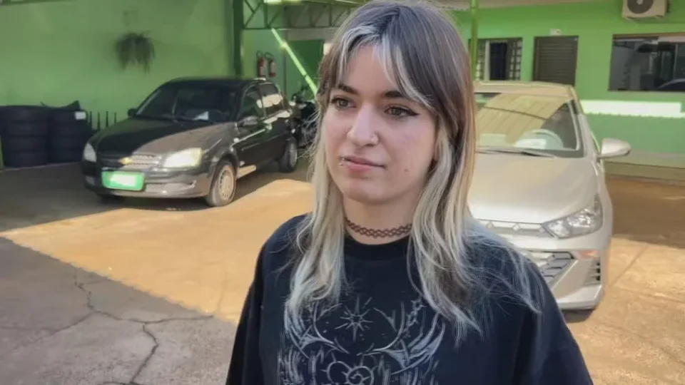 Carro vai parar dentro de loja e motorista revela sonho que teve meses antes