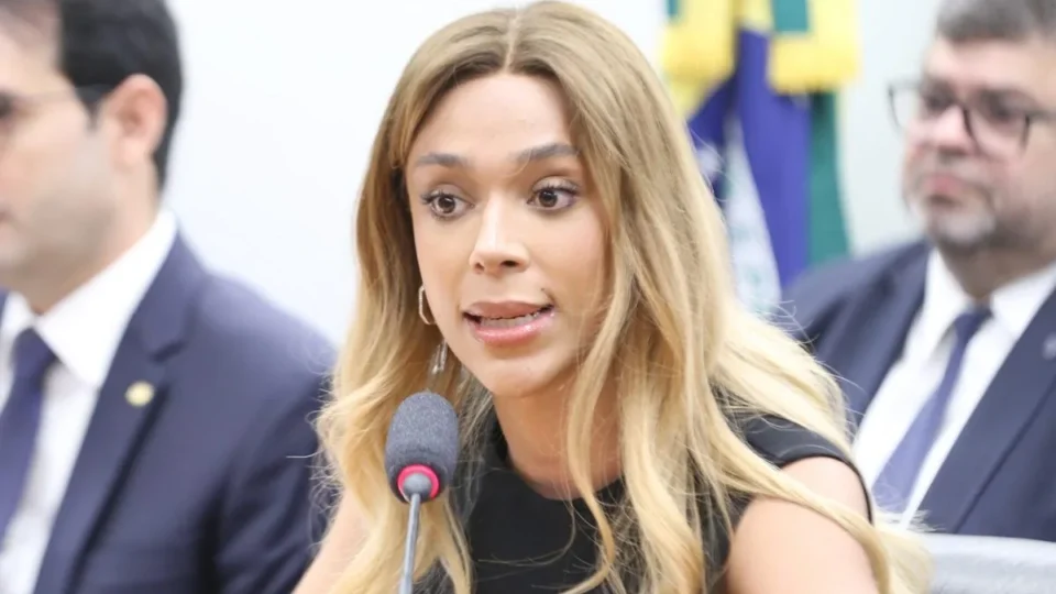 Conselho mantém processo contra Erika Hilton por post polêmico