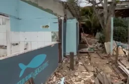 Praia Brava segue com entulhos quatro meses após decisão judicial