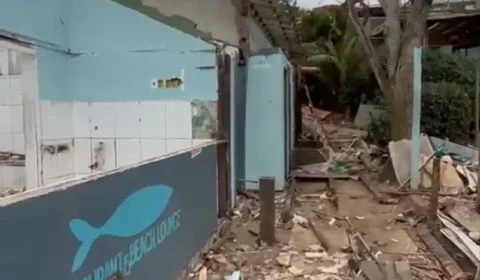 Praia Brava segue com entulhos quatro meses após decisão judicial