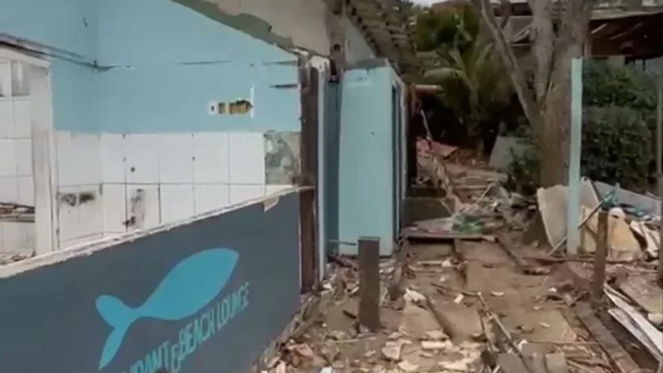Praia Brava segue com entulhos quatro meses após decisão judicial