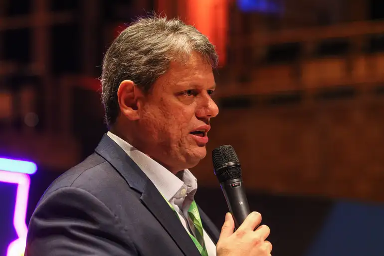 Durigan responde a Tarcísio (que está na foto) e classifica postura do governo paulista como "precipitada". Foto: Agência Brasil