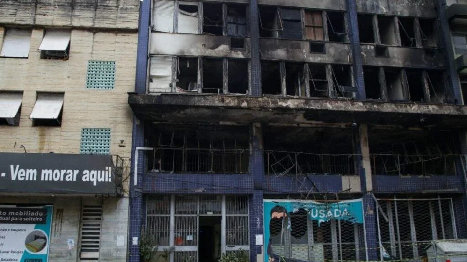 Justiça mantém Cristiano Roratto no cargo e decisão reacende debate sobre investigação do incêndio na Pousada Garoa