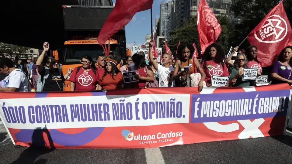 Manifestantes vão às ruas em 12 cidades para cobrar votação do PL da Misoginia na Câmara