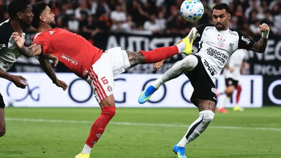 Internacional vence o Corinthians por 2 a 0 e abre vantagem nas oitavas da Copa do Brasil