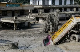 Vídeos mostram resgate dramático após enchentes que devastaram o Nepal